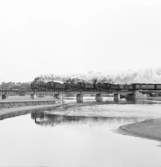 北海道のオホーツク海沿岸にある濤沸湖を渡るC58の3重連