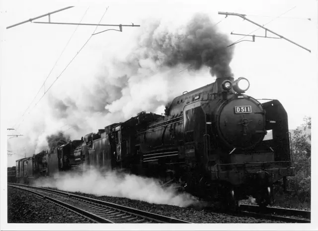 東北本線を走るD511。電化が進み架線が見えます。