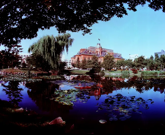 北海道庁旧本庁舎「赤レンガ庁舎」。昭和の終わりに、フィルムで撮影されたカラー写真です。