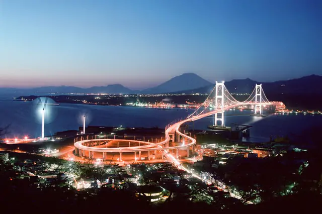 ライトアップされた室蘭白鳥大橋