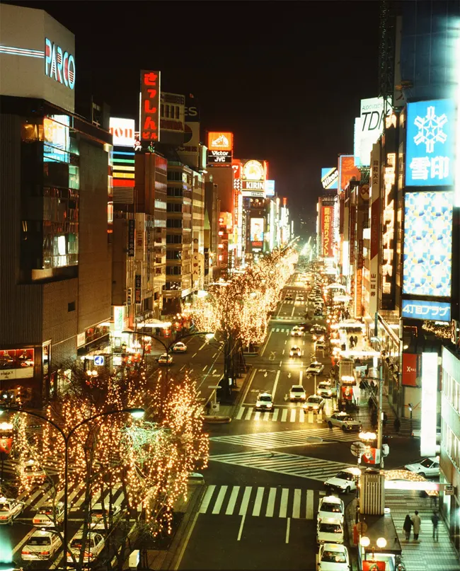 平成の札幌駅前通。大通りから南に向かっての写真です。YESそうご電器や4プラ、奥にはヨークマツザカヤの閉店セールの垂れ幕が見えます。