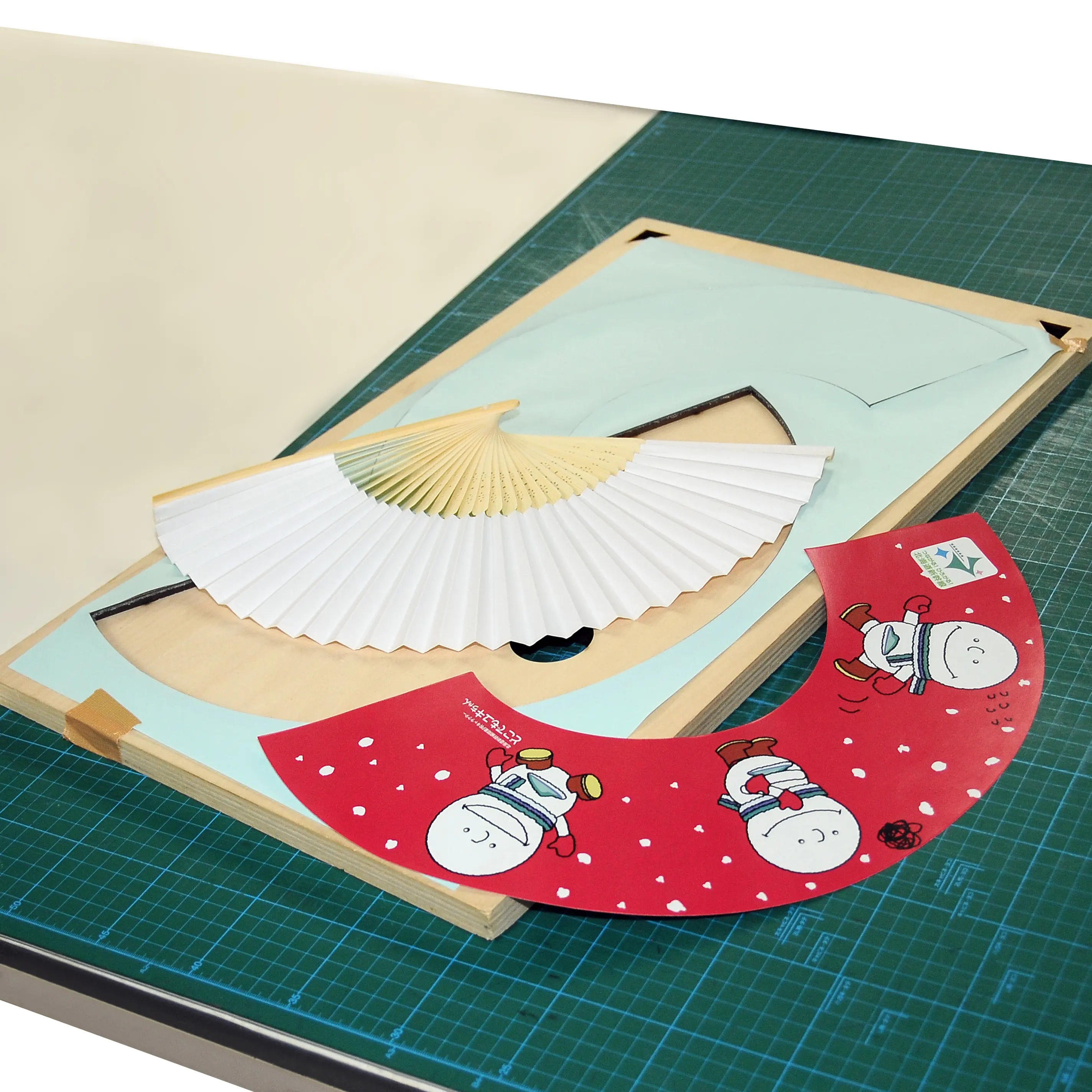 丸うちわや紙製の名刺ケースなどを型抜きいたします。