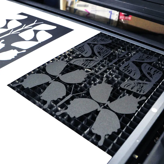 レーザーを使用した型抜きです