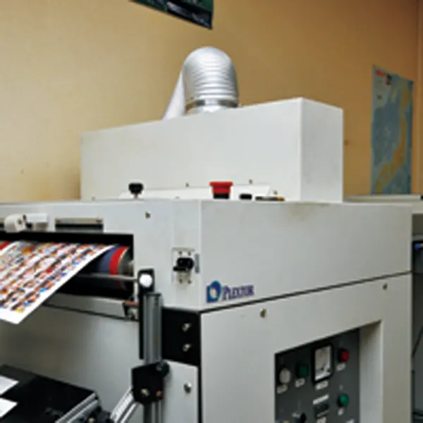 液体のニスを使用し印刷物に光沢を与えます