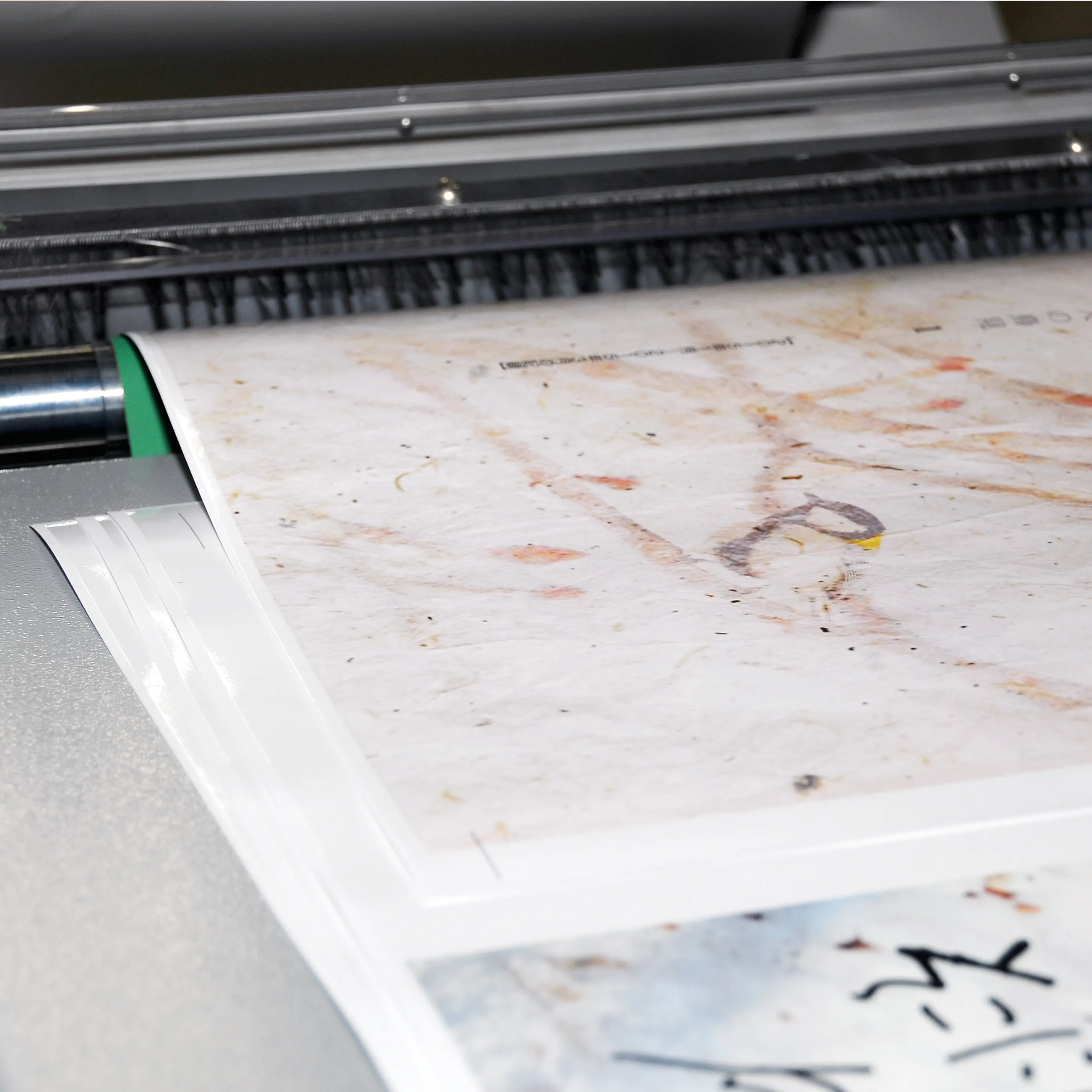 薄い被膜フィルムを貼り付ける加工です